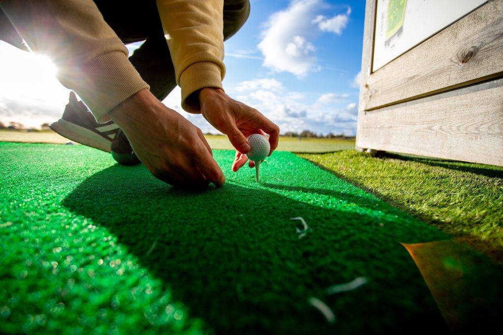 Golf simulator vs driving range